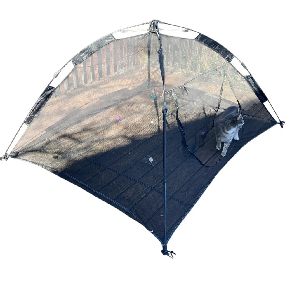 NWOT screened pet dome for indoor/outdoor use. Easy to assemble all one piece